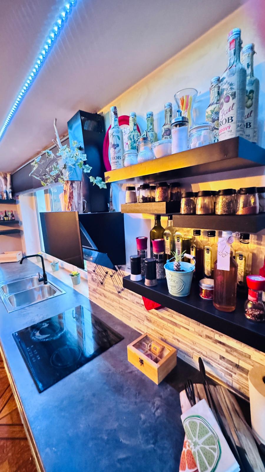 Bar s kořením a nápoji